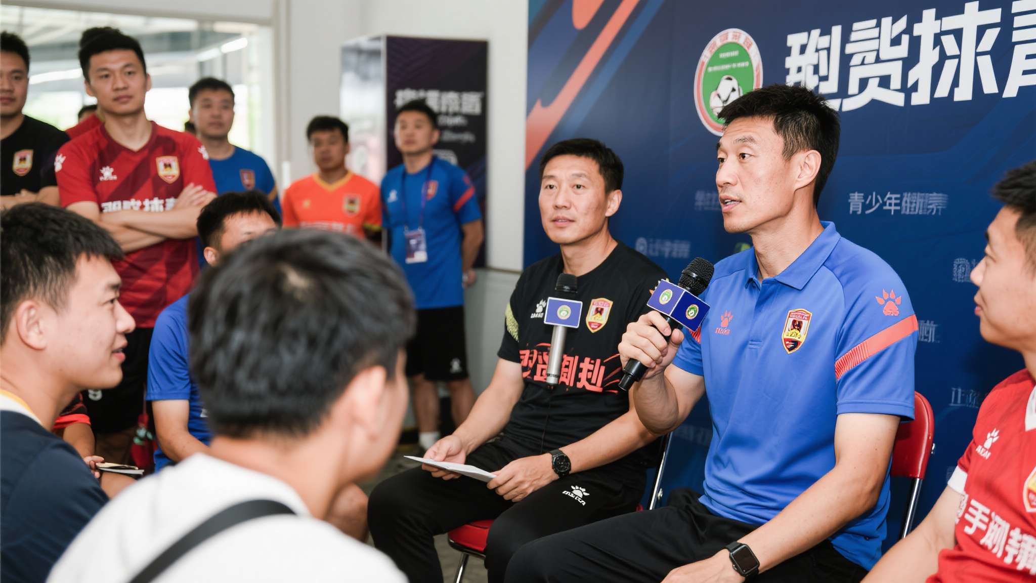 百余名球迷探营亚泰基地 主帅阎峰:年轻球员成长需要时间,请允许他们犯错 百余名球迷探营亚泰基地 主帅阎峰:年轻球员成长需要时间,请允许他们犯错